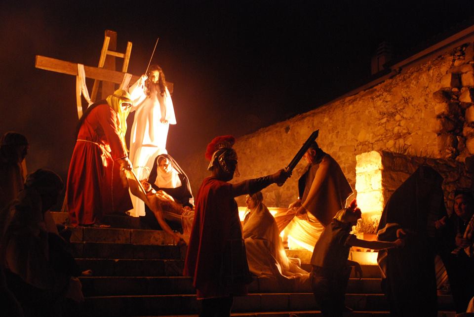 Nulvi - Via Crucis Vivente 2015 - Gesù viene desposto dalla Croce