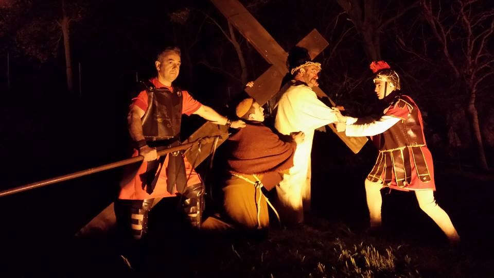 Nulvi - Via Crucis Vivente 2015 - Gesù viene aiutato dal Cireneo