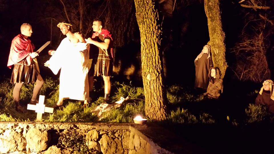 Nulvi - Via Crucis Vivente 2015 - Gesù vine spogliato della sua Veste