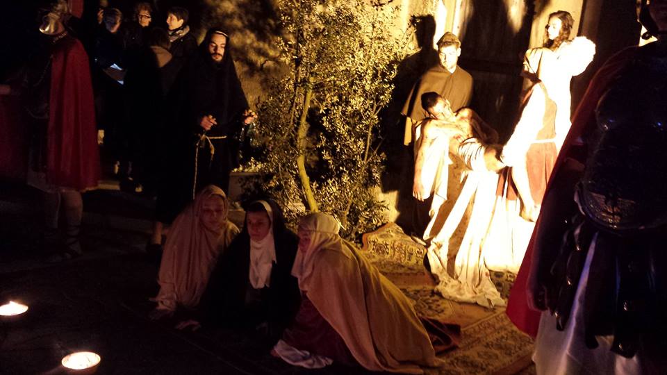Nulvi - Via Crucis Vivente 2015 - Gesù viene posto nel Sepolcro